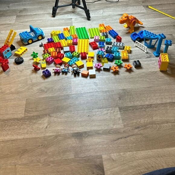 Legos. Duplo sets. The whole lot here. 90 Legos. Jurassic Park dinosaur - Picture 1 of 6